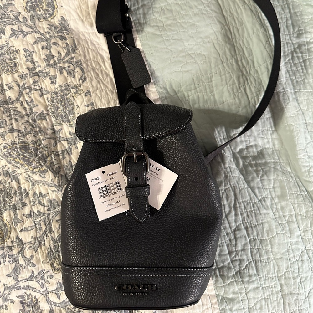 Coach like new w/tags Hudson Small Pack
COLOR: GUNMETAL/MIDNIGHT